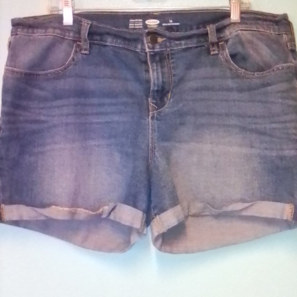 Old Navy Semi Fitted Shorts Size 16